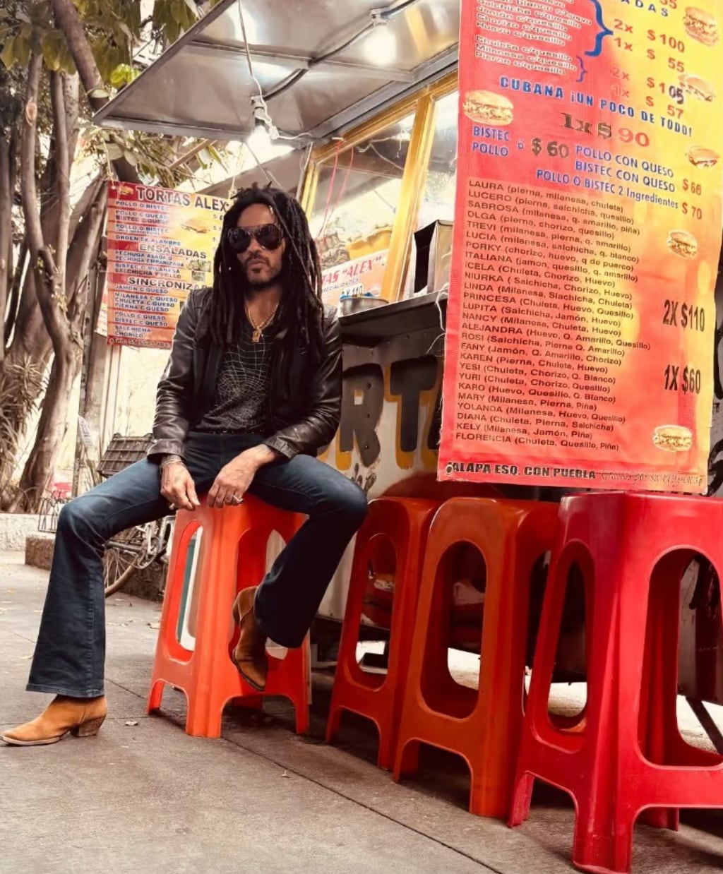 Lenny Kravitz en un clásico puesto de tortas de CDMX