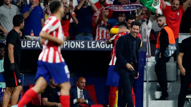 Simeone celebró con mucha euforia el tanto conseguido por el mexicano