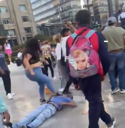 Pelea entre vendedores ambulantes en Bellas Artes