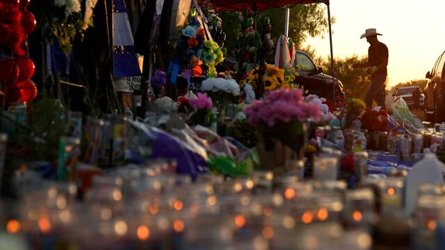 Ofrenda a los 53 migrantes muertos en el tráiler en San Antonio, Texas