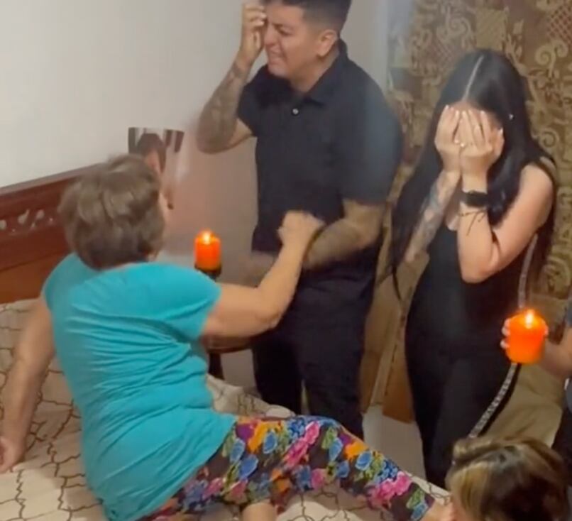 Cruel broma a su abuelita haciéndole creer que murió