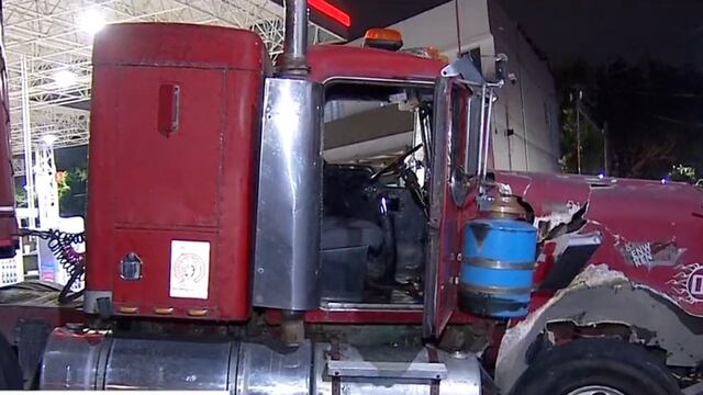 Un tráiler chocó en circuito interior