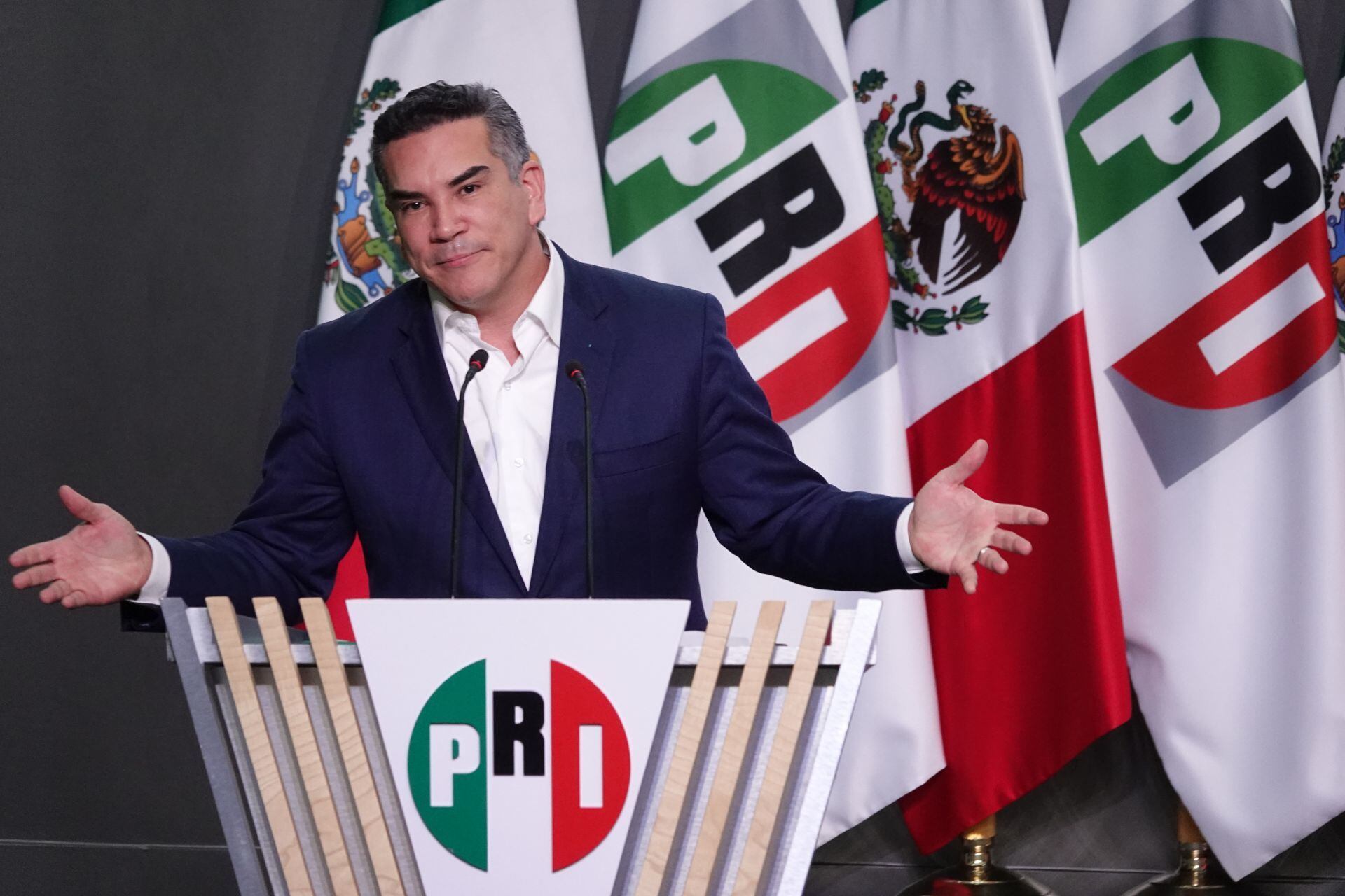 Layda Sansores reveló en su emisión el Martes del Jaguar que el líder del PRI, Alejandro Moreno, vende las diputaciones plurinominales.
