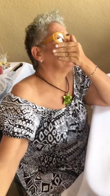 Se va a casar y le pide a su tía que lo entregue en el altar