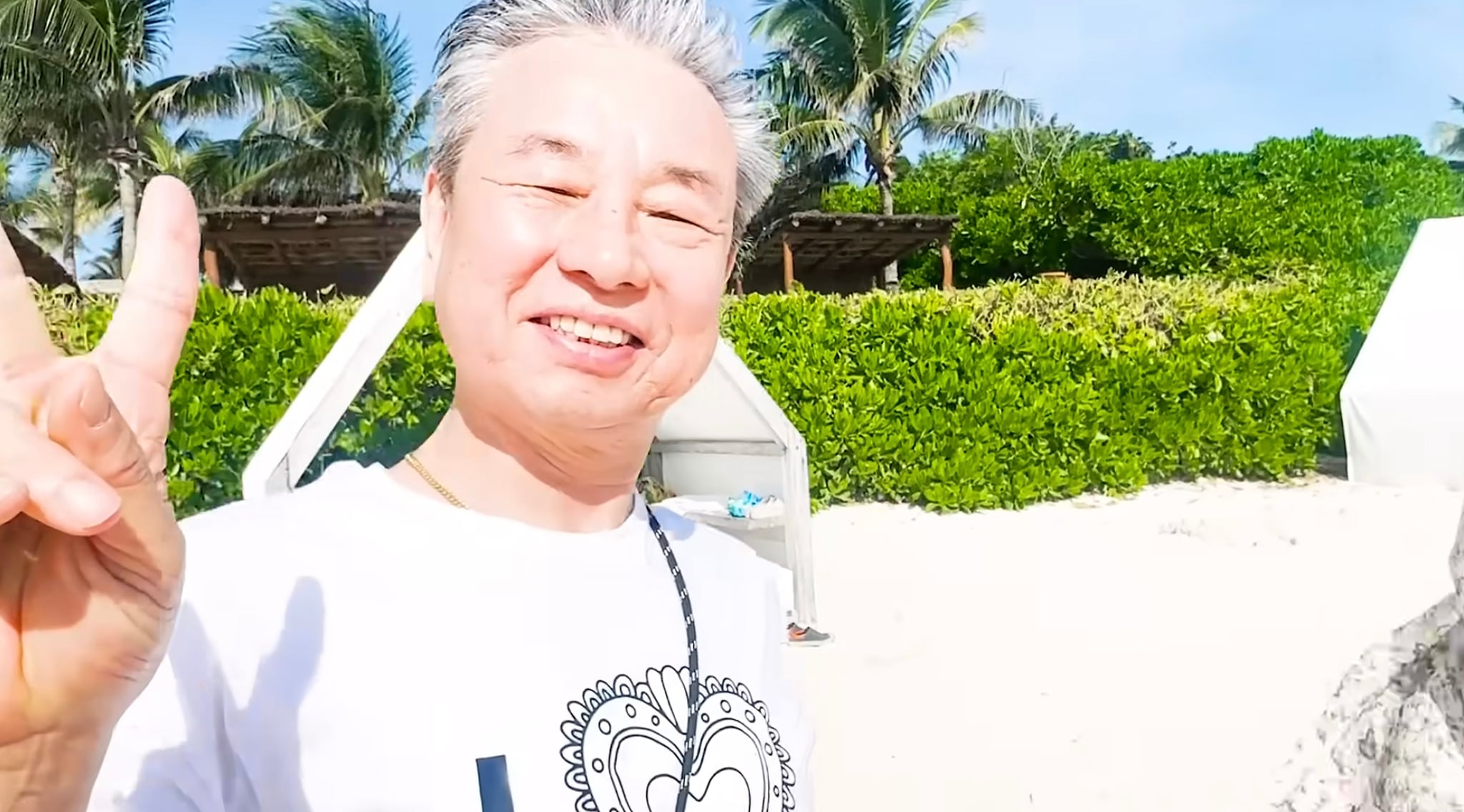 El papá de la Chingu Amiga llora al conocer Cancún