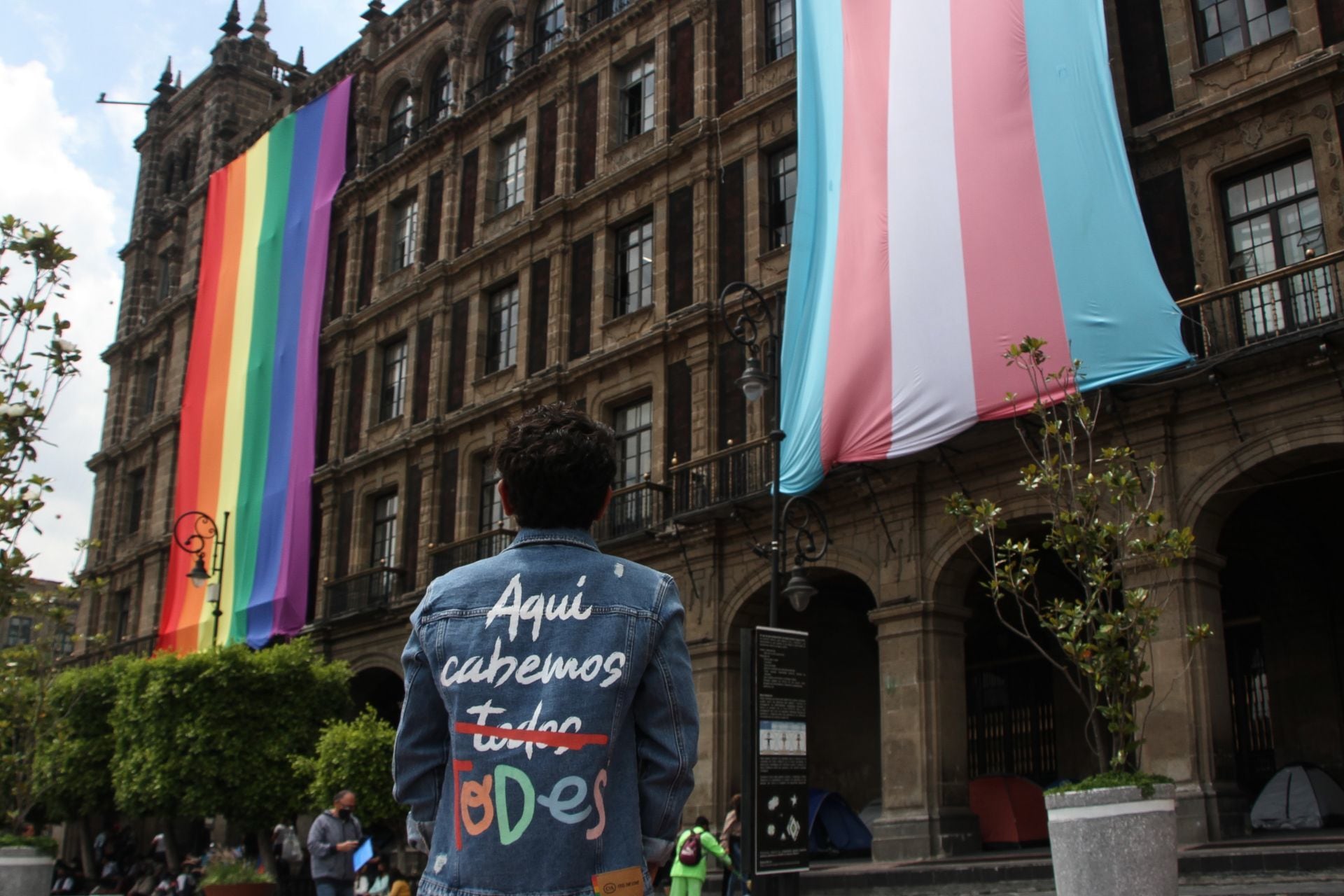 Zócalo con banderas LGBT