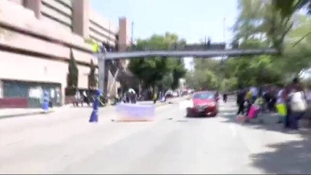 Conductor maneja sobre manifestación