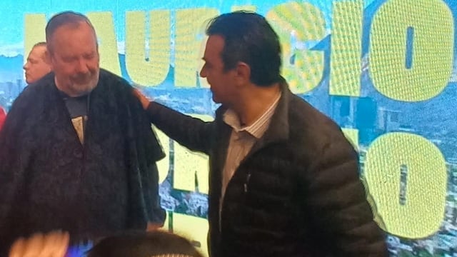 Mauricio Fernández asediado por uno de los muchos oportunistas, durante su acto de pre pre campaña 2024 en SPGG. Foto por Plácido Garza.