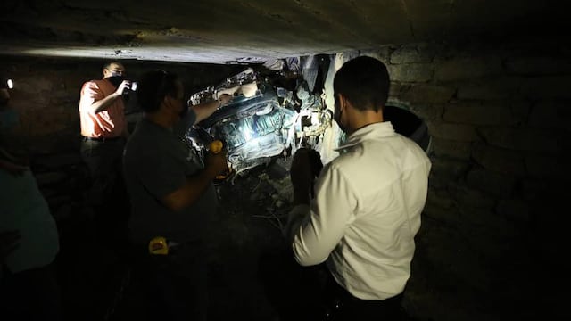 Auto en el drenaje de Monterrey