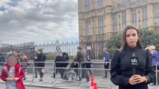 Reportera y niña en el funeral de la reina Isabel II