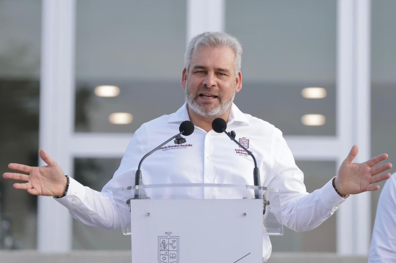 Alfredo Ramírez Bedolla inaugura hospital comunitario en Aquila, Michoacán.