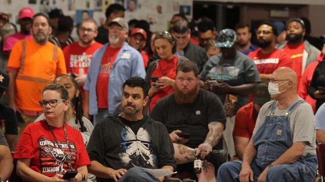 Huelga de trabajadores de GM, Ford y Stellantis en Estados Unidos