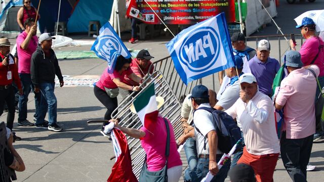 Enfrentamiento de la CNTE contra simpatizantes de la Marea Rosa en el Zócalo