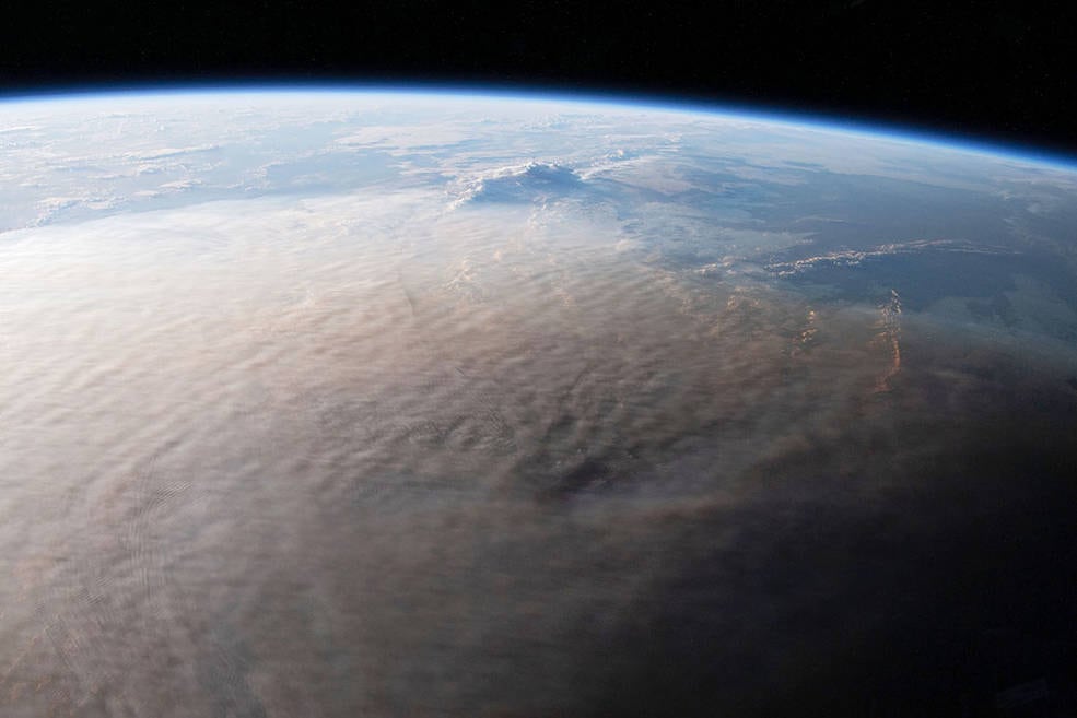 Erupción del volcán Tonga provocó que se calentara momentáneamente la atmósfera: NASA