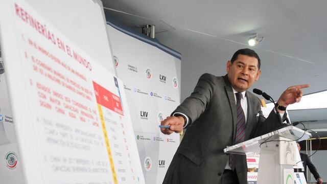 Alejandro Armenta Mier, presidente de la Mesa Directiva del Senado, durante su conferencia.