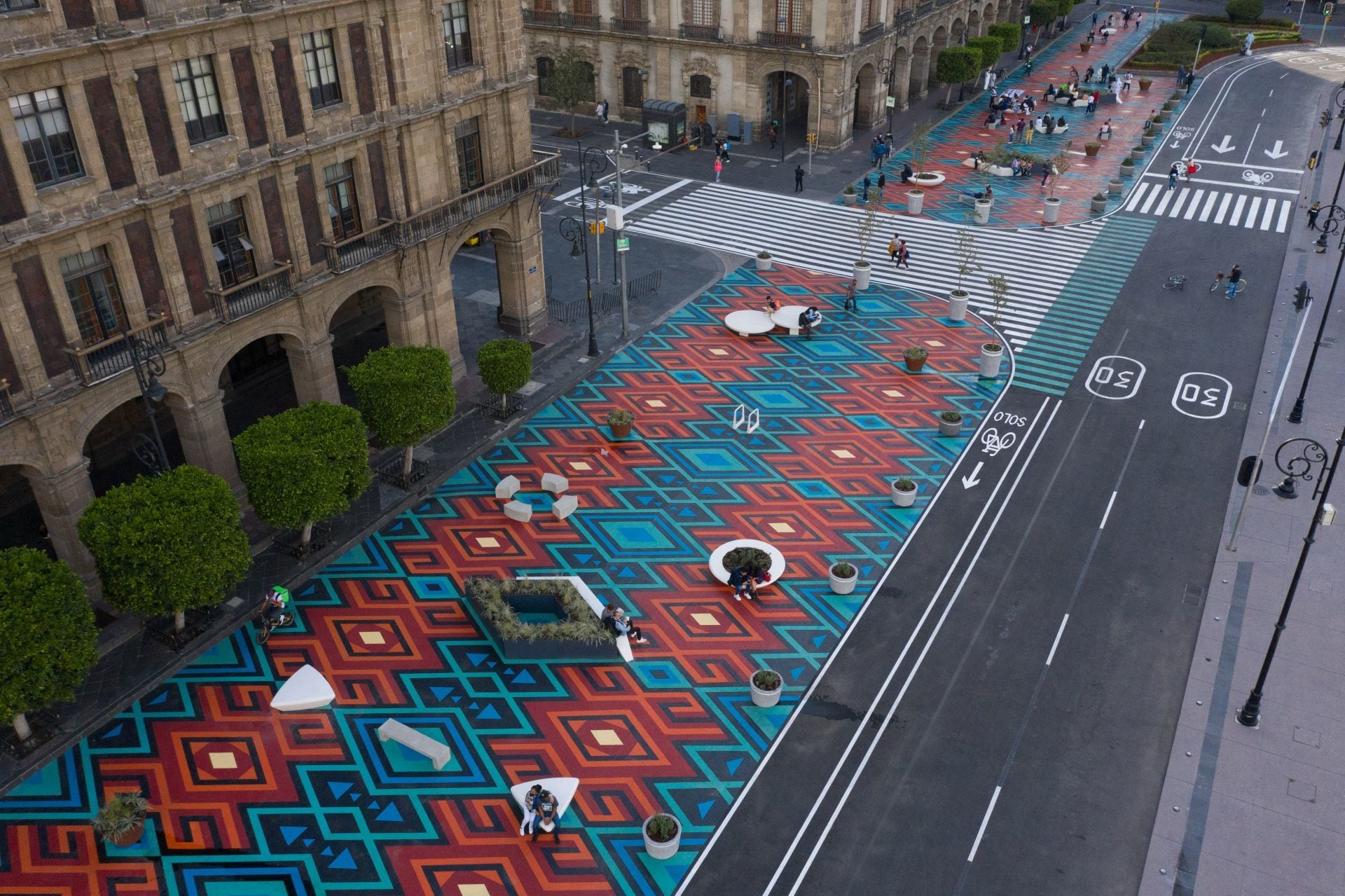 En enero de 2021 se inauguró la zona peatonal del Zócalo con colores en el piso; ya no existen en marzo de 2024