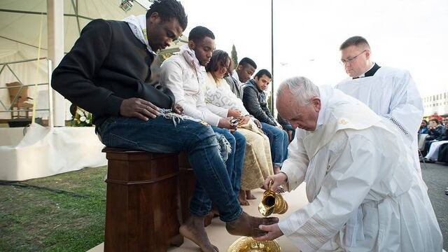 Francisco besa y lava pies de refugiados.