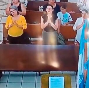madre e hija roban a mujer en plena misa y queda grabado en video