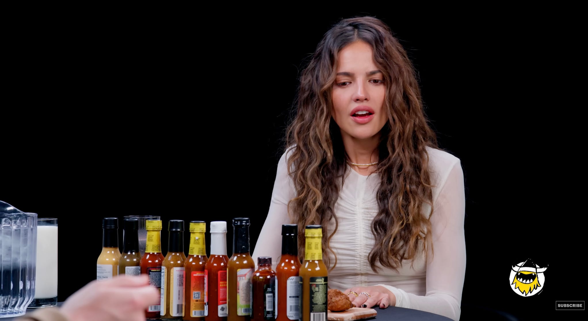 Eiza González en Hot Ones
