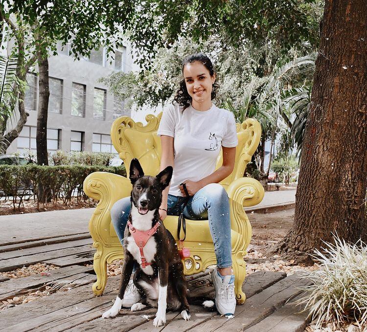 Cathe López y su perro Chi.