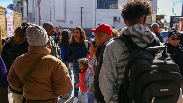 Empresas mexicanas tendrán 100 mil trabajos para migrantes deportados