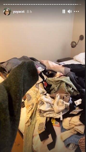 Yuya muestra su maleta de viaje