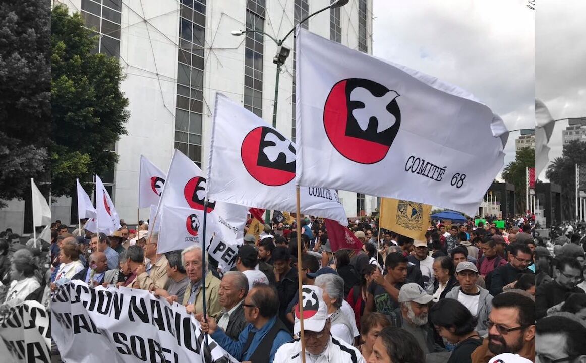 Un amplio grupo de manifestantes encabezados por integrantes del Comité 68 alistan la cuadragésima novena marcha conmemorativa de la masacre de estudiantes perpetrada el 2 de octubre de 1968.