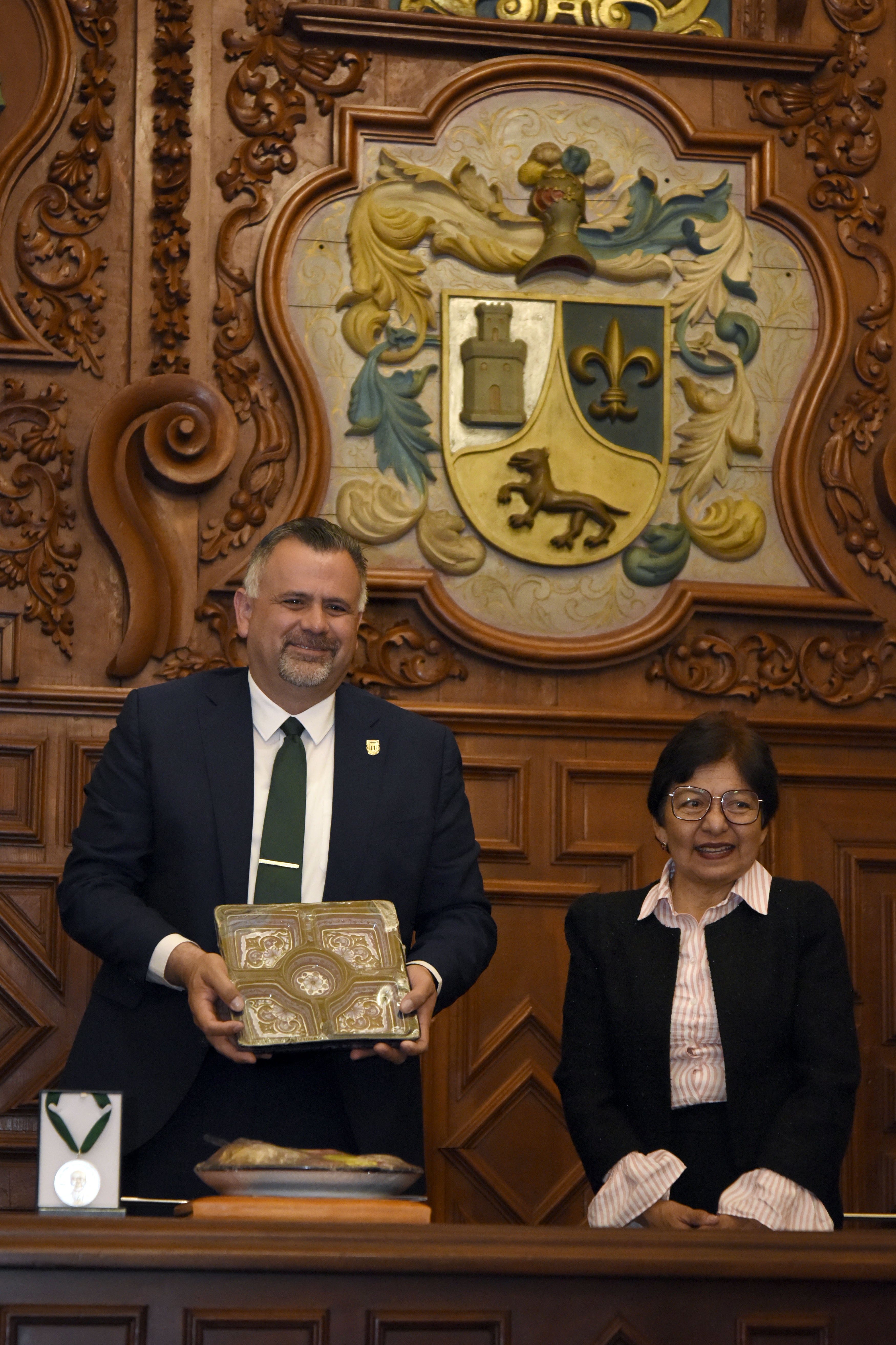Luis Enrique Palafox recibe la presea Dr. Jorge Carpizo de la REDDU.