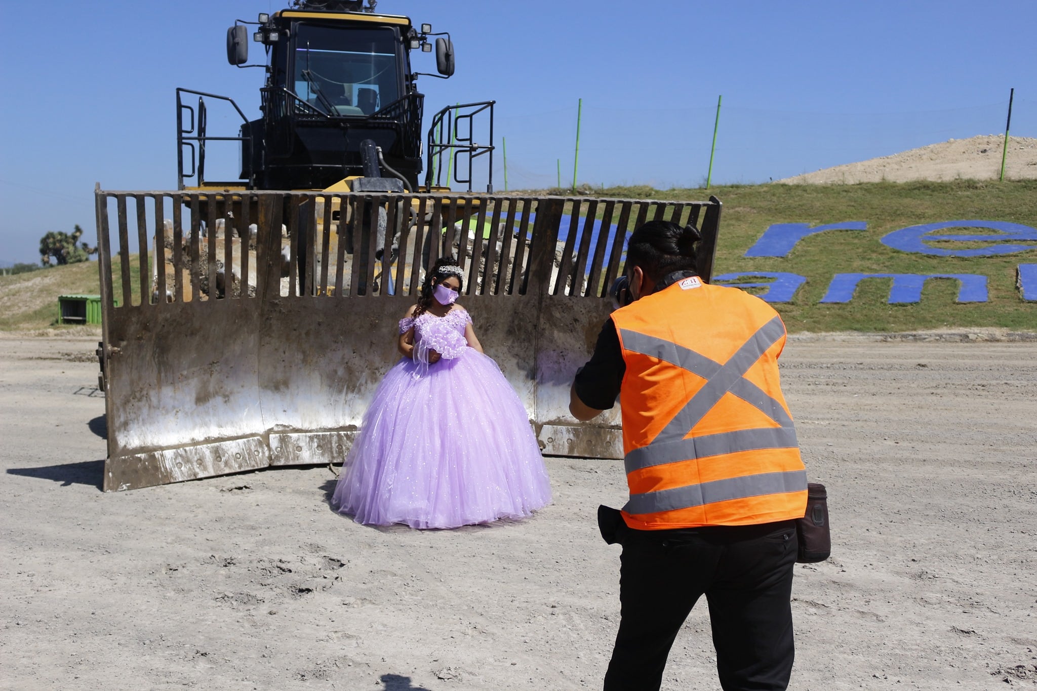 Quinceañera realiza sesión de fotos en basurero donde trabaja su papá
