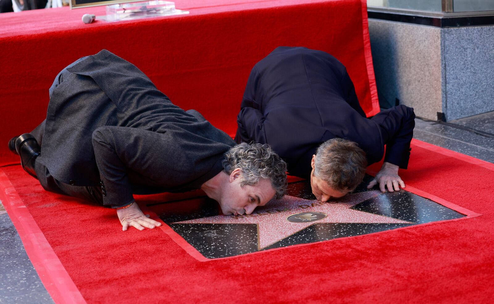 Willem Dafoe con su estrella en el Paseo de la Fama de Hollywood