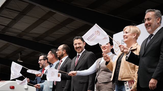 Martí Batres renueva todas las ambulancias del ISSSTE