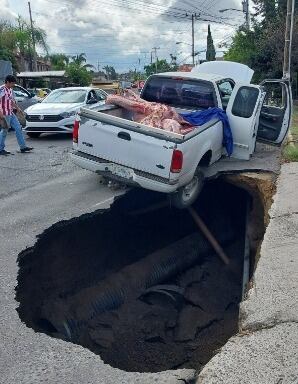 Se abre enorme socavón en Zapopán