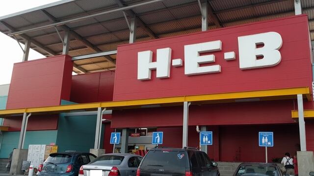 Empleada devuelve 8 mil pesos a clienta de centro comercial