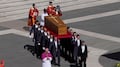 Adiós al papa Francisco. Adiós al lujo. El capitalismo apesta y no hay perfume que lo tape