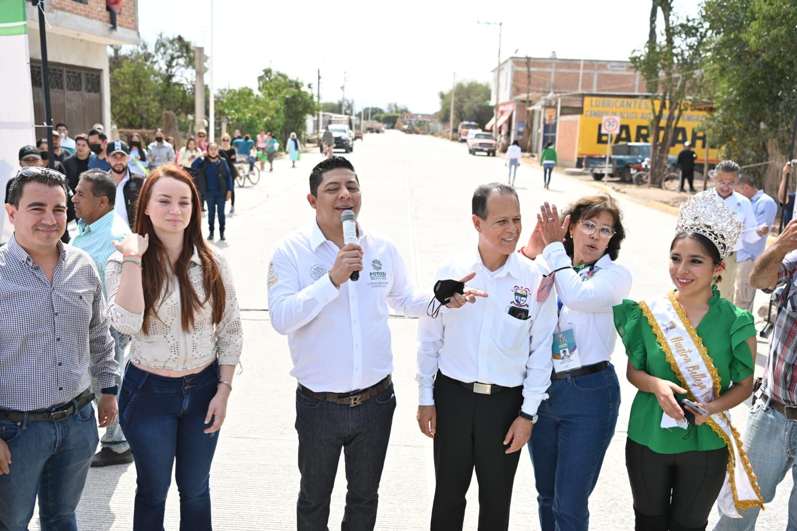 Ricardo Gallardo inaugura calle Abasolo en El Refugio, San Luis Potosí