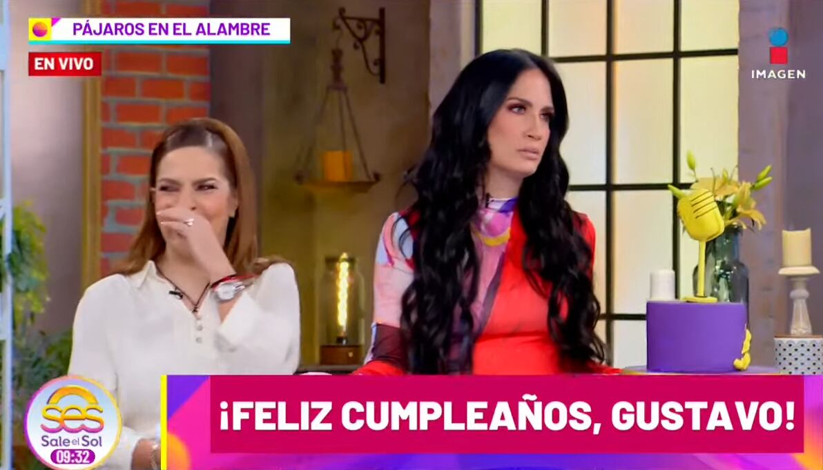 Joanna Vega-Biestro con el pastel de cumpleaños de Gustavo Adolfo Infante.