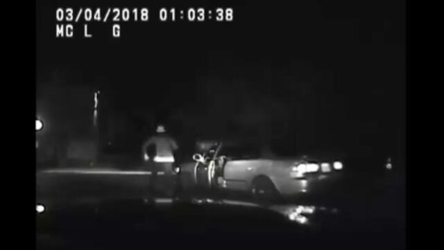 Trata de escabullirse y echa a correr delante de su auto.