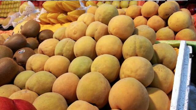 Encuentre ricos duraznos en la Central de Abasto