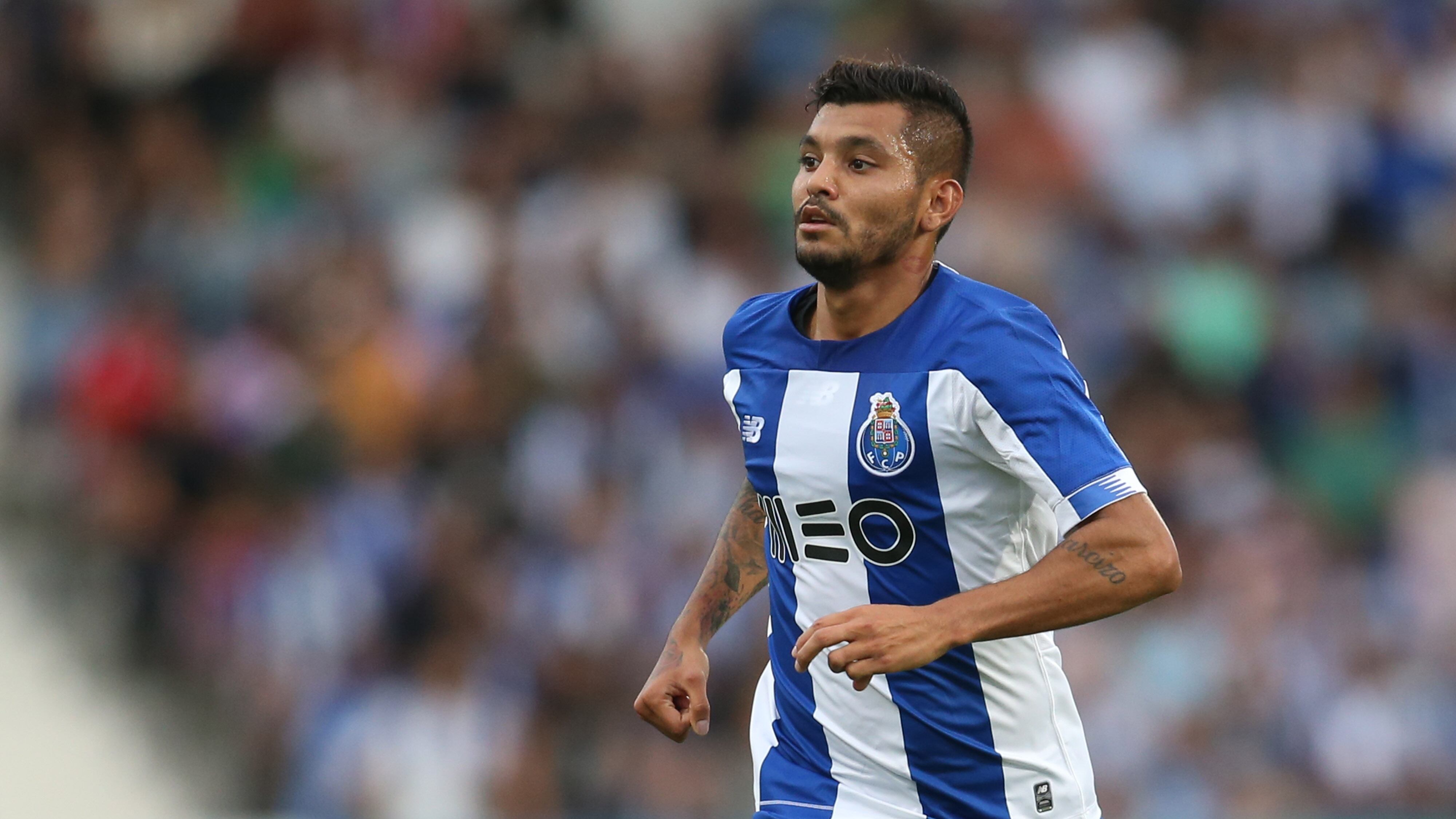 Tecatito Corona es elegido el mejor jugador de Portugal