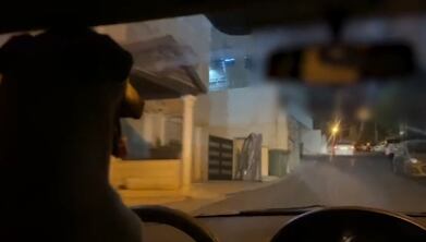 Hombre pone a perrito a manejar su auto