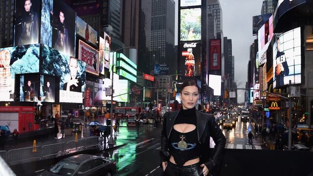 Bella Hadid en Times Square