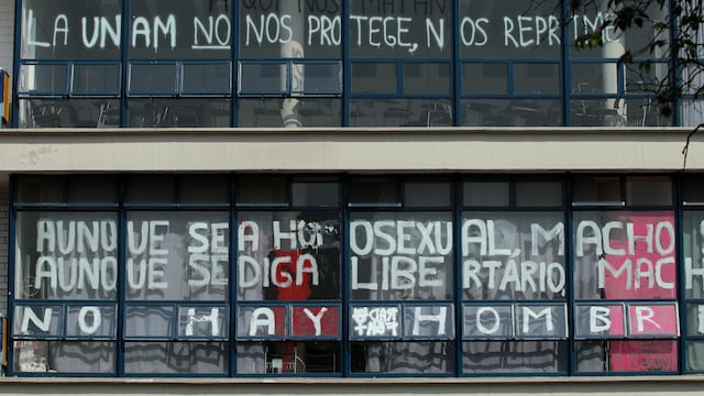 CIUDAD DE MÉXICO, 20NOVIEMBRE2019.- Estudiantes organizadas que mantienen en paro de actividades la Facultad de Filosofía y Letras de la Universidad Nacional Autónoma de México (UNAM) realizaron un mensaje a medios, así como la entre de demandas al director del plantel Jorge Enrique Linares. Lo siguiente, en virtud de que las denuncias por violencia de género dentro del plantel sean atendidas, así como sanción a los agresores sea efectiva puesto que declararon el protocolo de género es ineficaz y no vela por la seguridad de las universitarias. En días recientes, diversos planteles de la máxima casa de estudios fueron tomados por alumnas en protesta a los casos de acoso, violación o violencia dentro de la misma universidad.
FOTO: GALO CAÑAS /CUARTOSCURO.COM