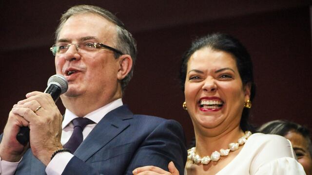 El excanciller, Marcelo Ebrard Casaubon, acompañado de simpatizantes reafirmó su permanencia en Morena