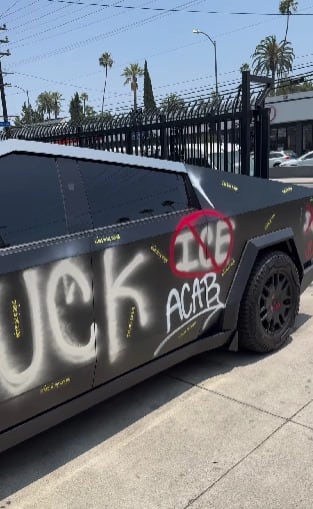 La Cybertruck anti ICE que apoya a migrantes en protestas en Los Ángeles contra redadas de Estados Unidos