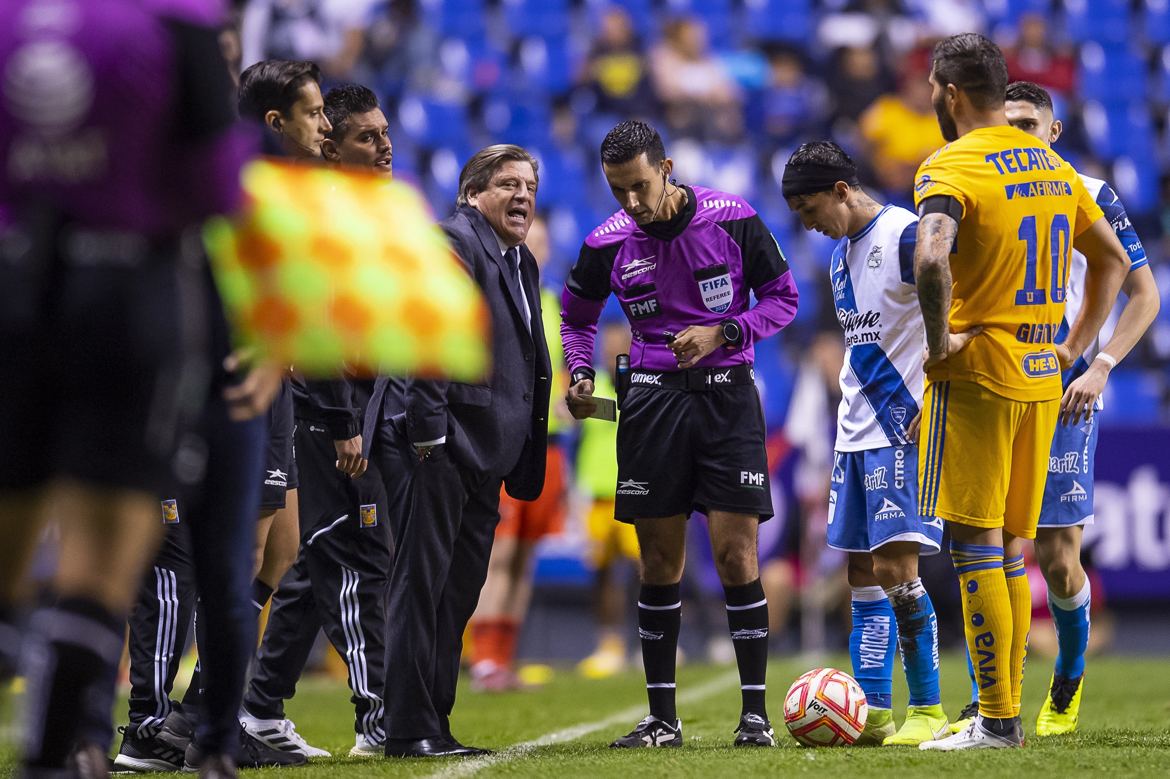 Miguel Herrera discute con César Ramos
