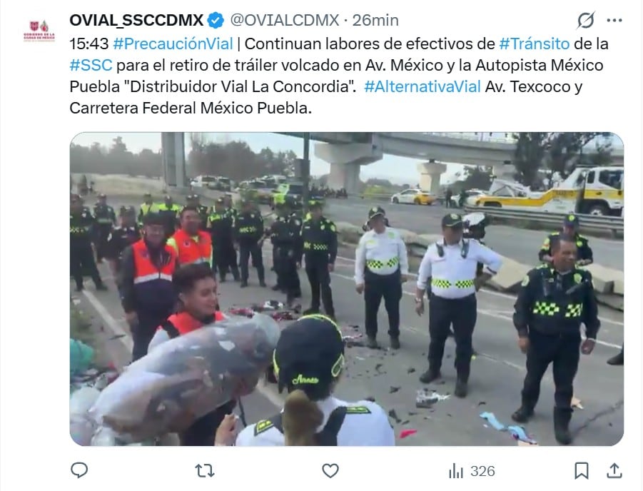 Tráiler vuelca en puente La Concordia