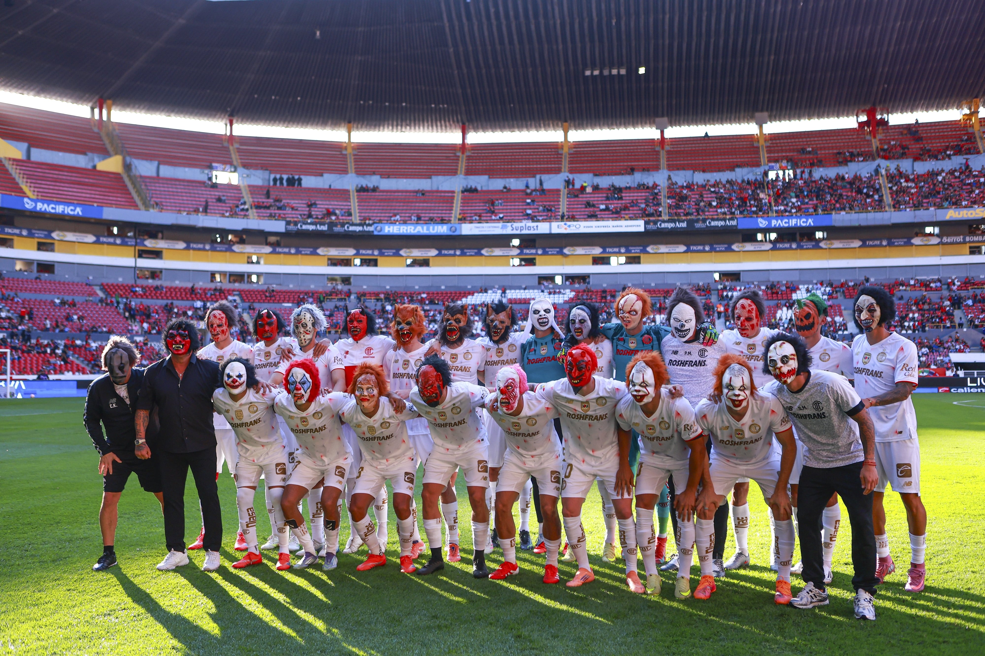 Jugadores del Toluca salieron con máscaras y lo primero que hicimos fue recordar a los Toros Neza
