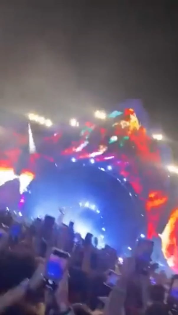 Festival Astroworld: personas escuchan el concierto de Travis Scott