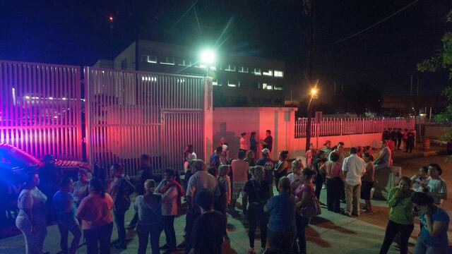 Familiares de internos del penal del Topo Chico a la espera de información sobre los internos.