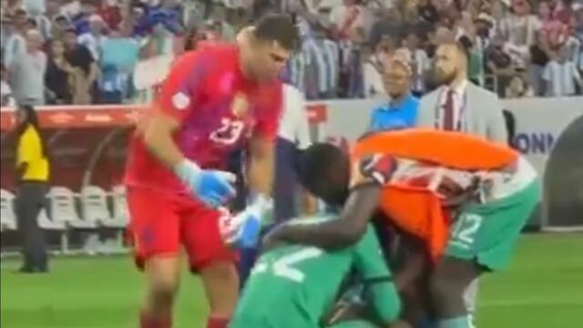 El Dibu Martínez y su brutal gesto al portero de Ecuador